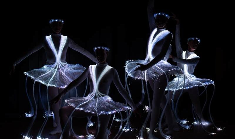 Ballet of Lights Paris, ballerines LED Paris, spectacle lumineux danse Paris, danseuses LED Paris, alternative ballet lumineux