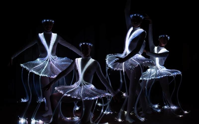 Ballet of Lights Paris, ballerines LED Paris, spectacle lumineux danse Paris, danseuses LED Paris, alternative ballet lumineux
